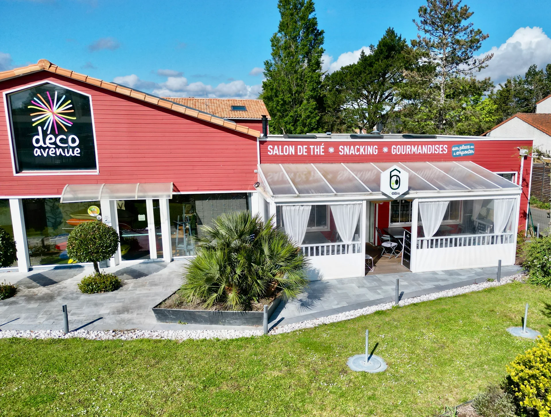 Vue aérienne du restaurant Ô6Bis aux Sorinières, avec sa terrasse couverte